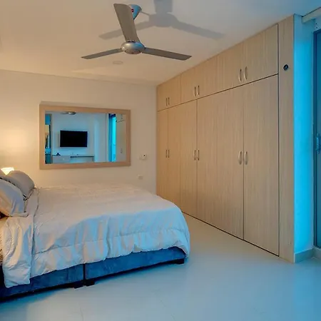 La Frontier Penthouse Apartahotel *