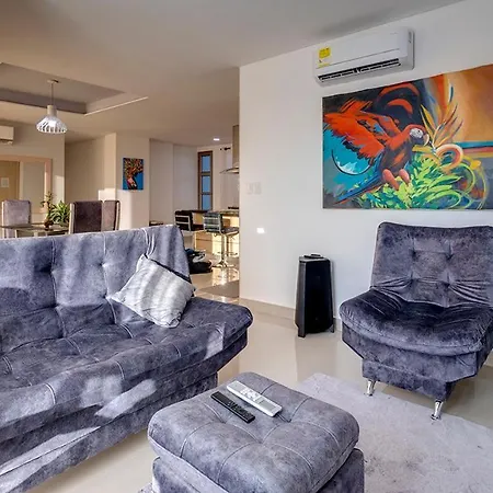 La Frontier Penthouse Apartahotel *