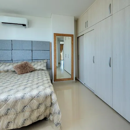 La Frontier Penthouse Apartahotel *