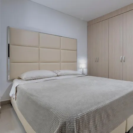 La Frontier Penthouse Apartahotel *